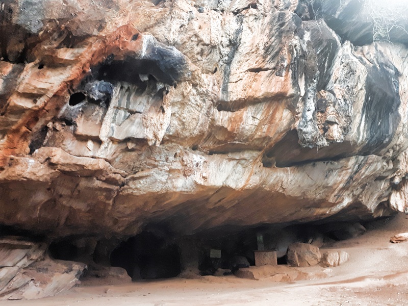 foto-mostra-grande-paredão-de-pedra-da-gruta-do-limoeiro-em-castelo-es