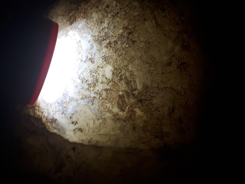 foto-mostra-pedras-de-puro-cristal-na-parede-da-gruta-do-limoeiro-ao-encostar-a-luz-das-lanternas