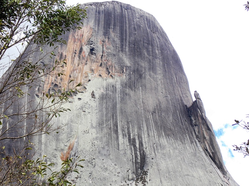 foto-mostra-a-bela-pedra-azul-que-fica-a-dez-quilometros-de-distancia-do-município-de-venda-nova-do-imigrante-es