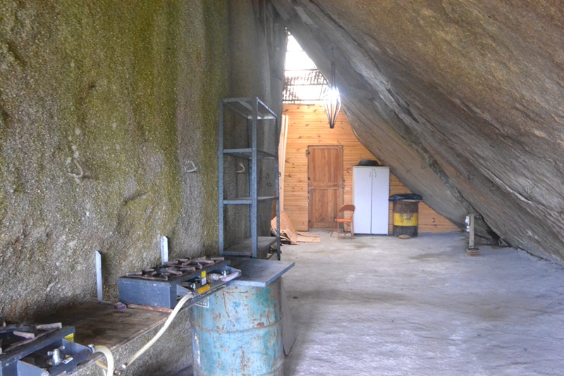 foto-mostra-interior-da-cozinha-que-forma-uma-caverna-no-eco-parque-pedra-azul-domingos-martins-es