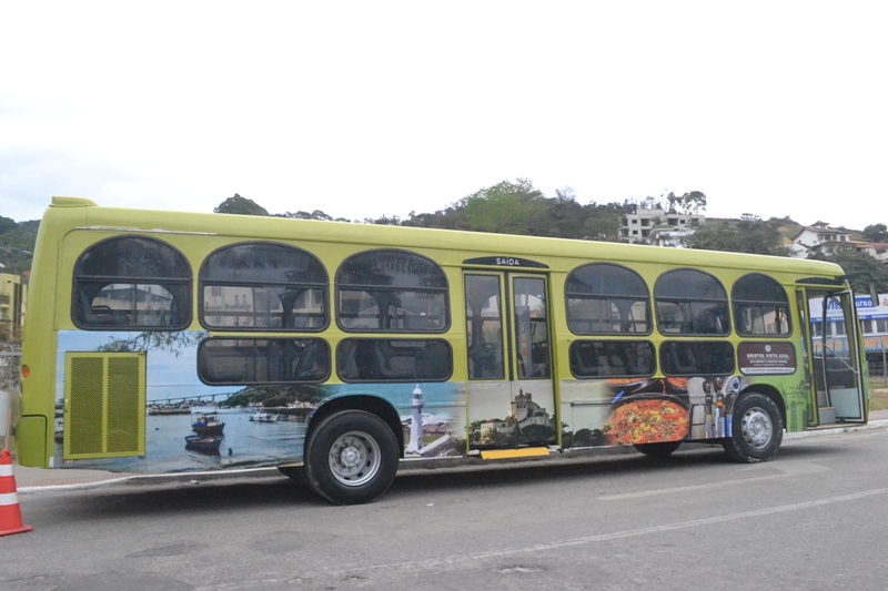 foto-mostra-ônibus-do-tour-da-jardineira-estacionando-em-frente-ao-centro-de-informações-de-venda-nova-do-imigrante-es