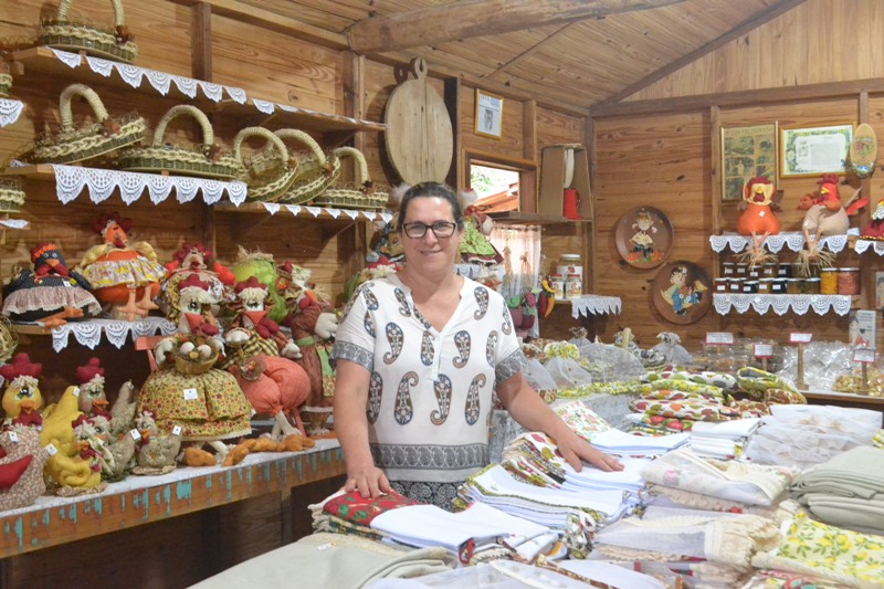 foto-mostra-artesão-rodeada-de-bonecas-e-panos-decorados-venda-nova-do-imigrante-es