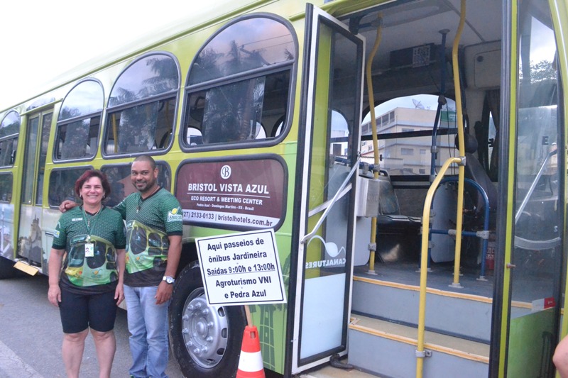 foto-mostra-motorista-e-guia-em-frente-ao-ônibus-jardineira-em-venda-nova-do-imigrante.