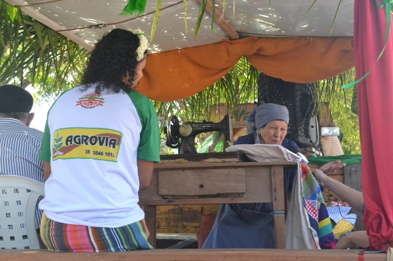 foto-mostra-carro-de-desfile-com-uma-senhora-e-sua-maquina-de-custura-em-plena-avenida-de-venda-nova-do-imigrante-es