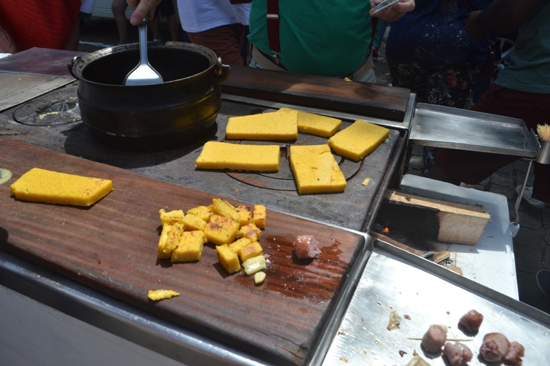 foto-mostra-carinho-com-polenta-frita-queijo-e-linguiça-caseira-em-plena-avenida-de-venda-nova-do-imigrante