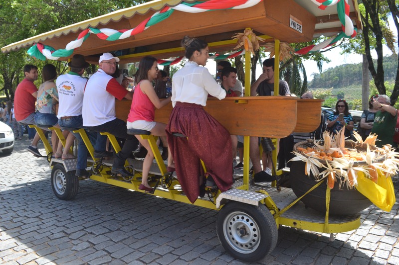 foto-mostra-carinho-de-chopp-movel-pela-avenida-de-venda-nova-do-imigrante-es