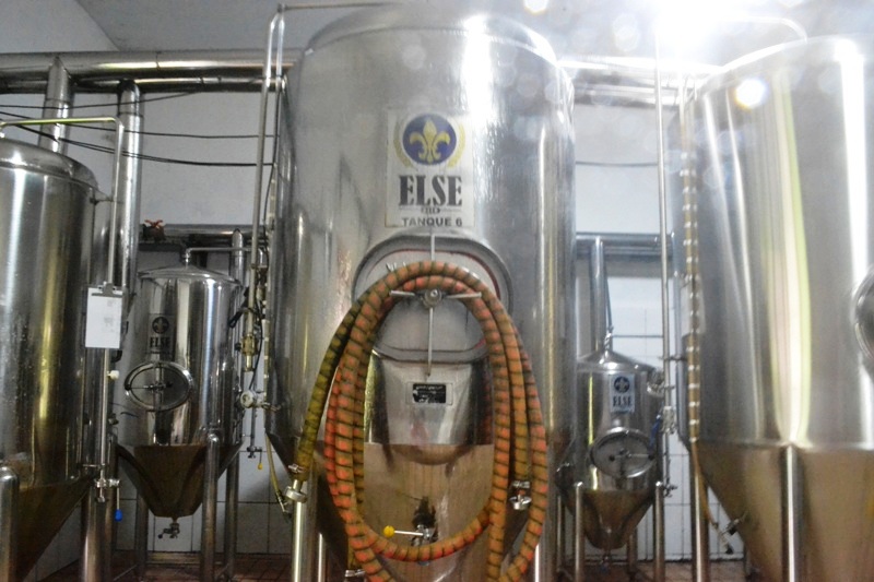 foto-da-sala-de-produção-da-cervejaria-elsi-em-viana