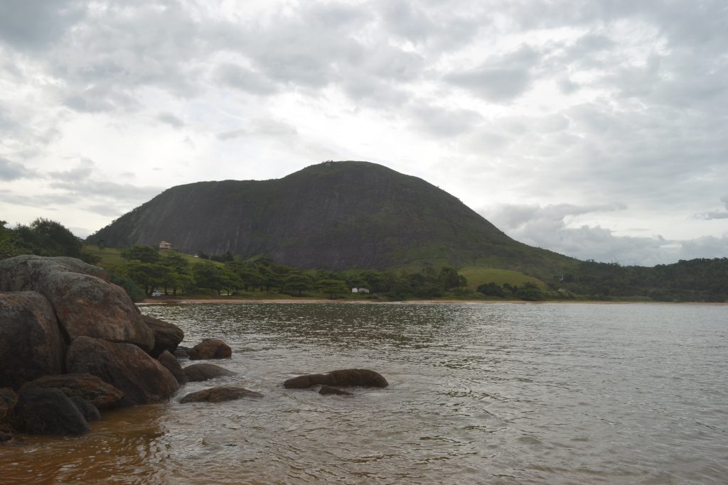 monte-aghá-visto-da-praia-do-martins-em-itapemirim-es