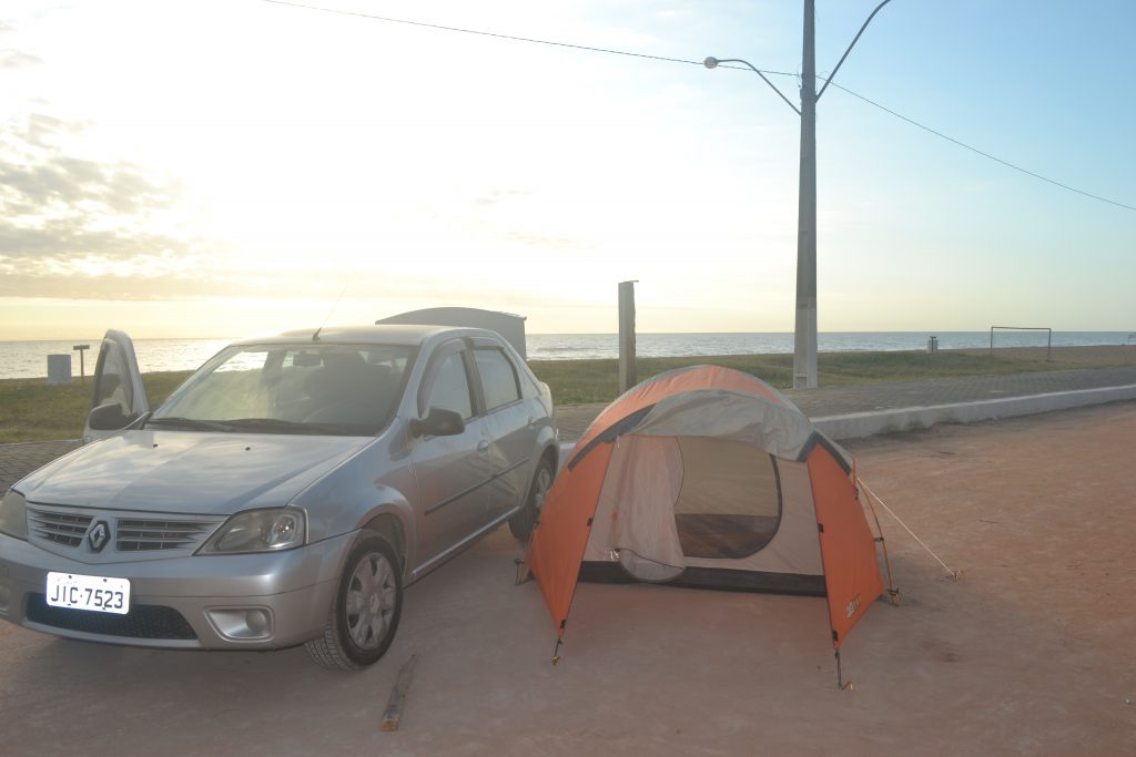 imagem-de-carro-e-barraca-na-orla-da-praia