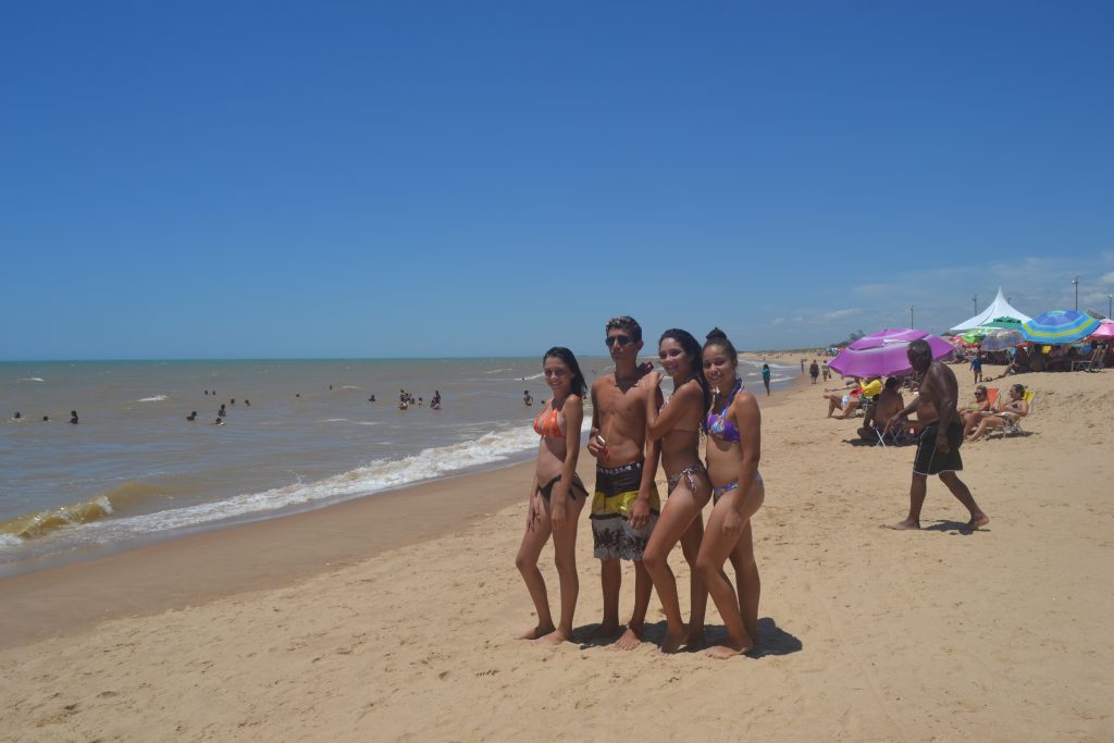 imagem-de-turistas-na-praia