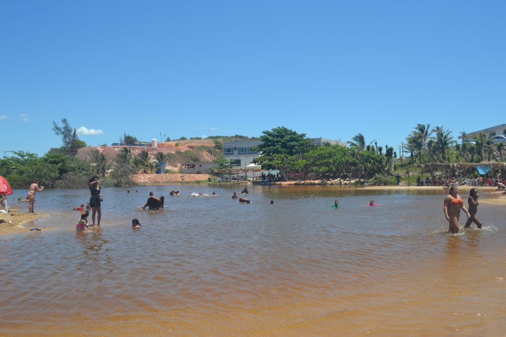 imagem-de-lagoa-na-frente-da-praia