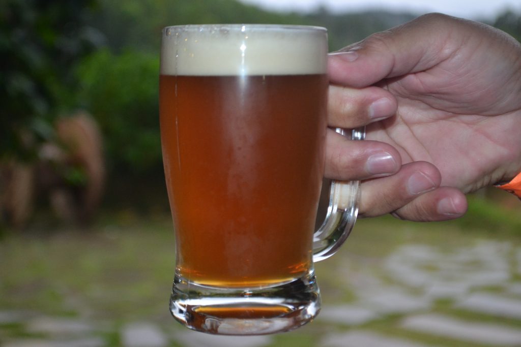 foto-de-pessoa-segurando-caneca-de-chopp-com-a-cerveja-altezza