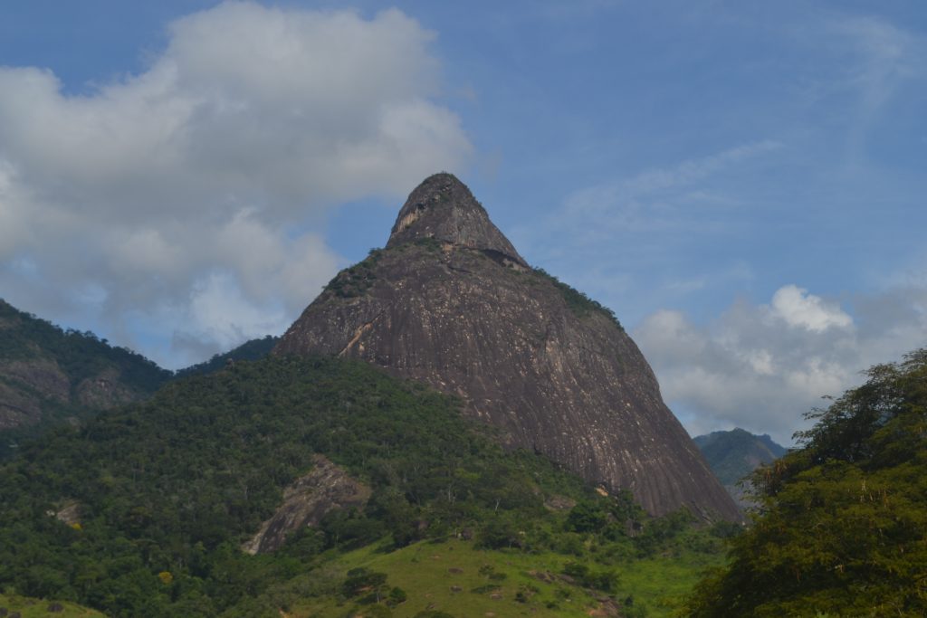 pedra-das-caveiras-em-atilio-vivacquá-es