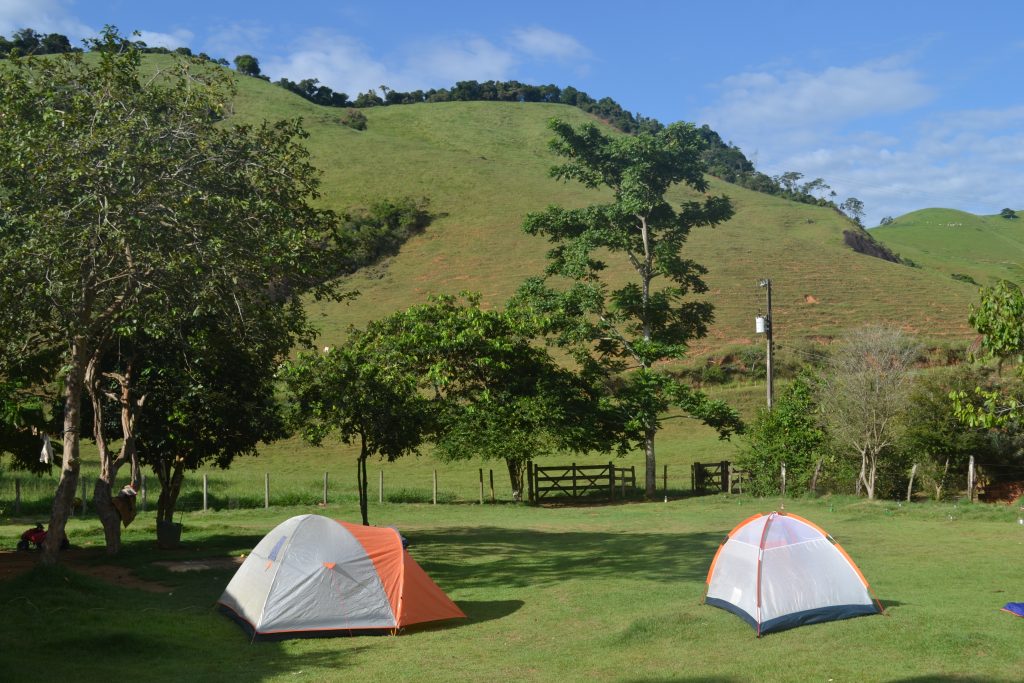 barracas-montadas-em-camping