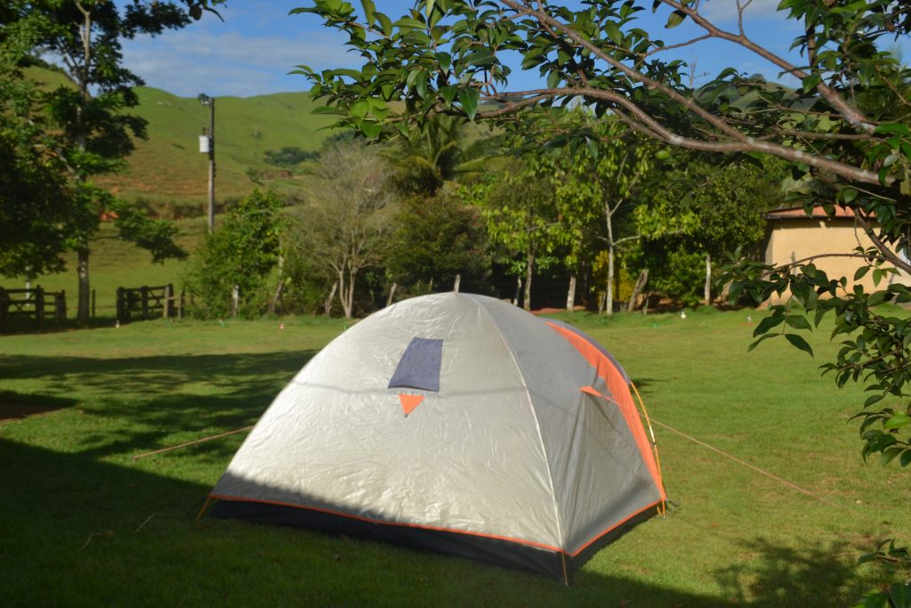 barraca-de-camping-aztec-montada-em-acampamento