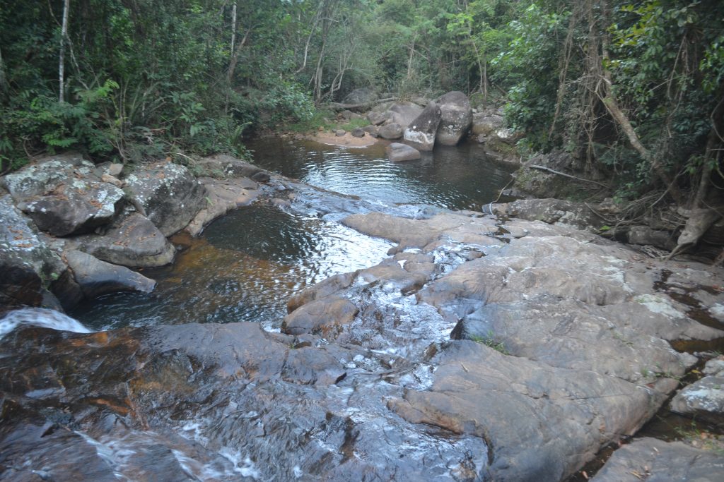 piscinas-naturais-formads-ao-longo-da-queda-da-cachoeira-do-cachoeirão-em-itaguaçu-es