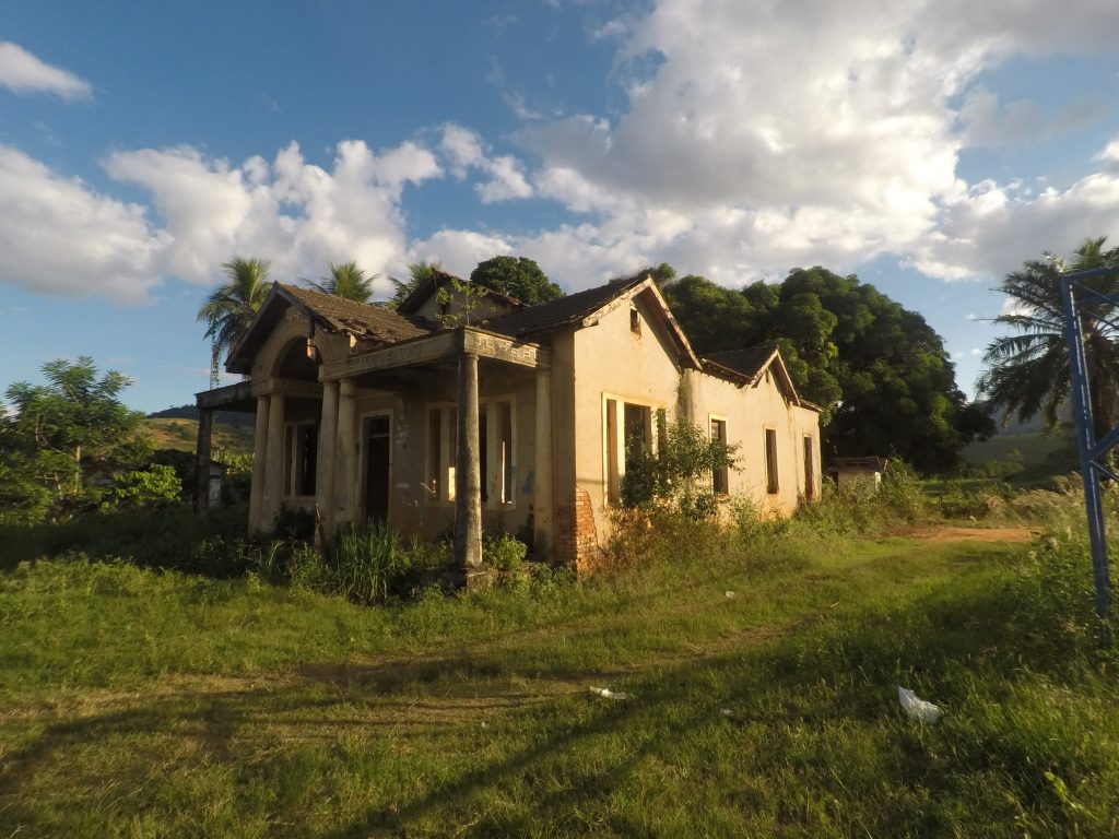 antiga-casa-vila-amparo-no-distrito-de-sombreiro-em-itaguaçu-es