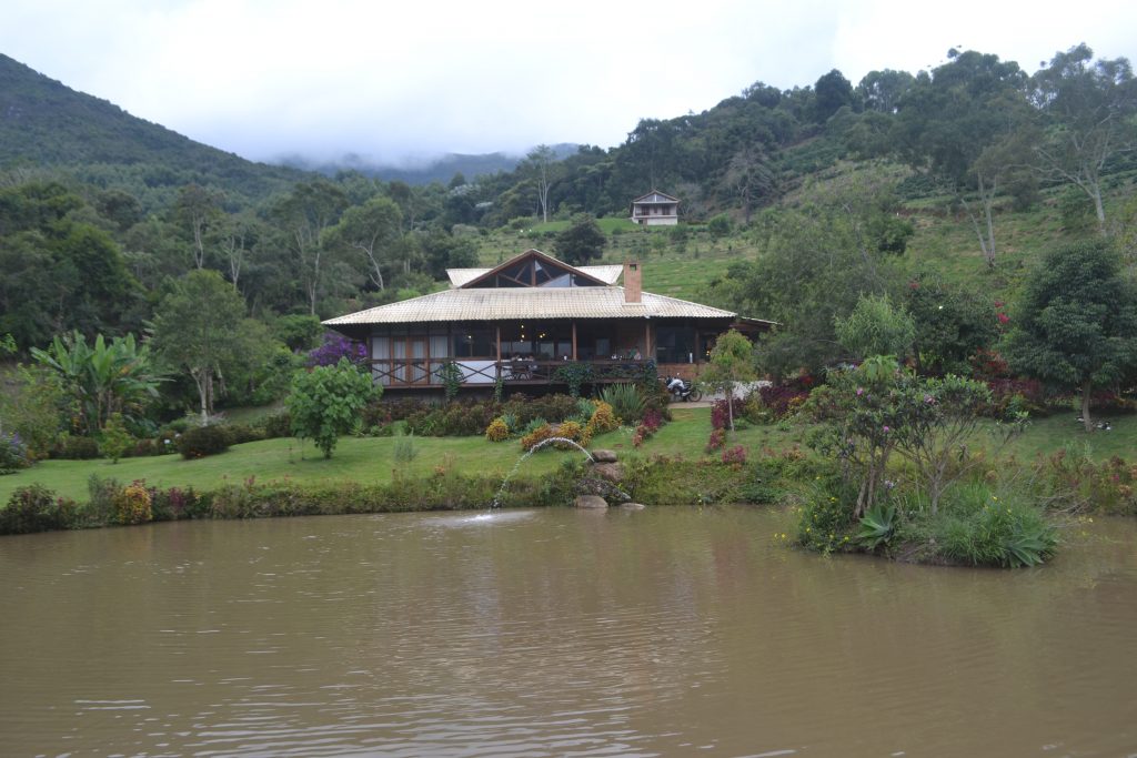 pousada-e-restaurante-casa-do-lago-em-dores-do-rio-preto-es