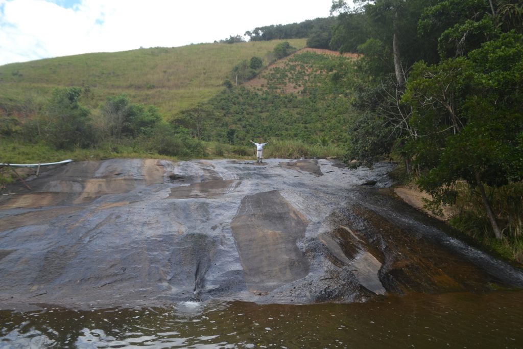 cachoeira-racha-a-bunda-em-conceição-do-castelo-es