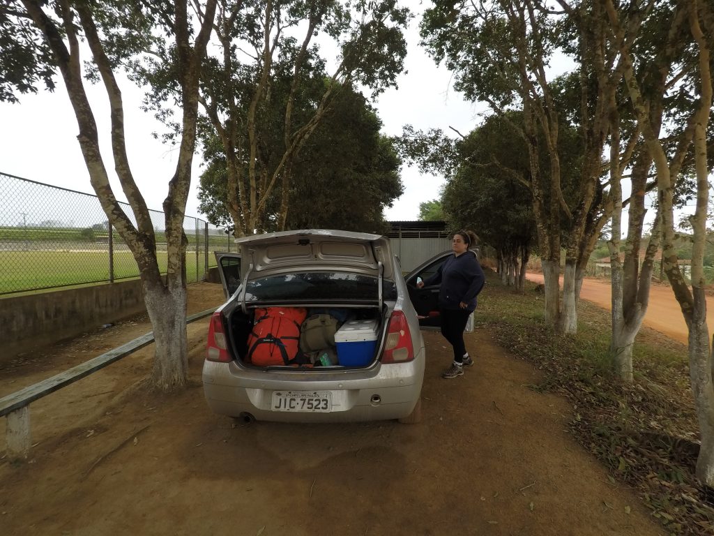 imagem-de-carro-com-malas-no bagageiro