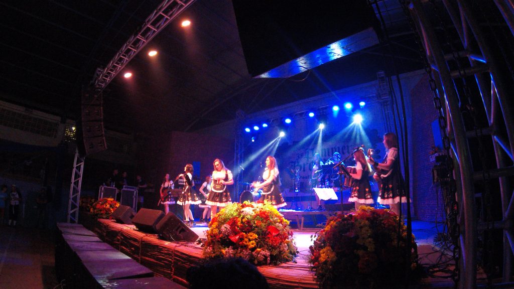 imagem de cantoras vestidas de pomeranas no palco