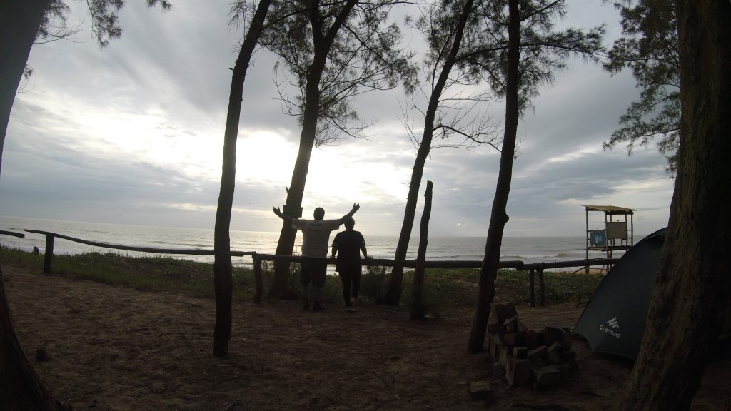 imagem-de-casal-na-praia-do-bosque-são-mateus-es