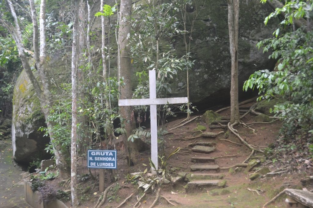 imagem-de-cruz-na-gruta