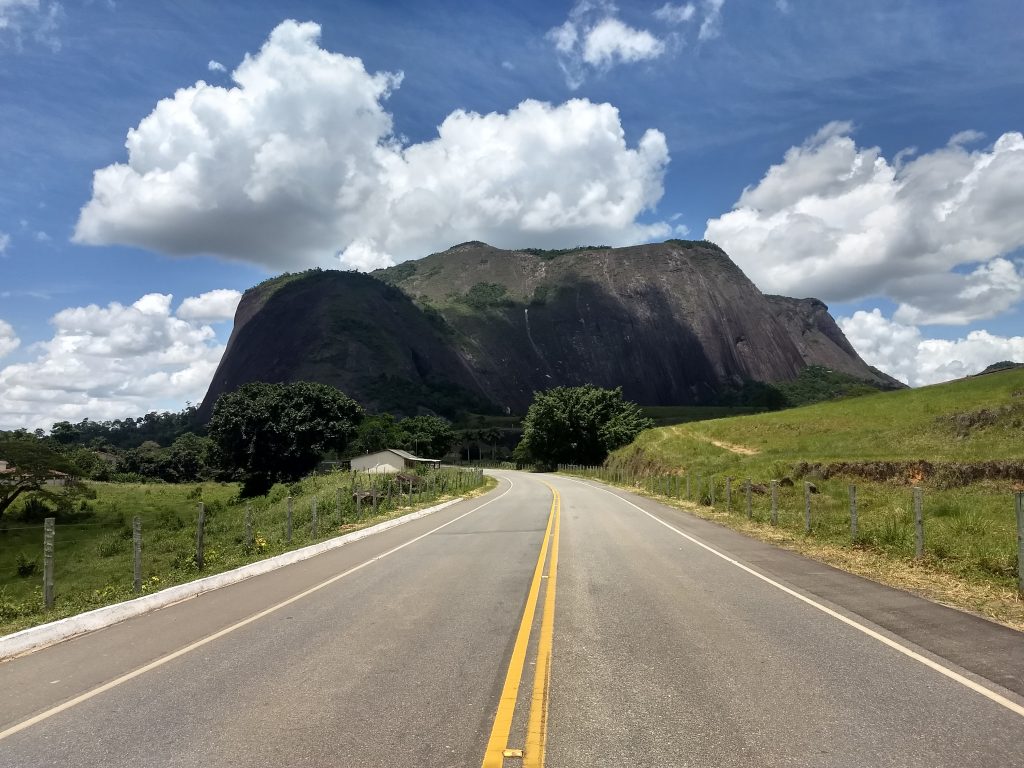 imagem-de-estrada-com-montanha-a-frente