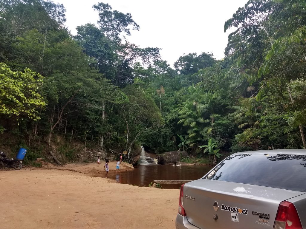 imagem-de-carro-em-frente-a-cachoeira