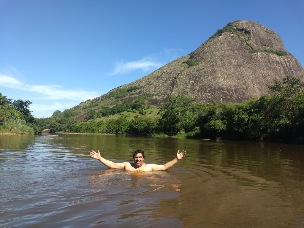 imagem-de-homem-nadando-em-rio-com-montanha-ao-fundo