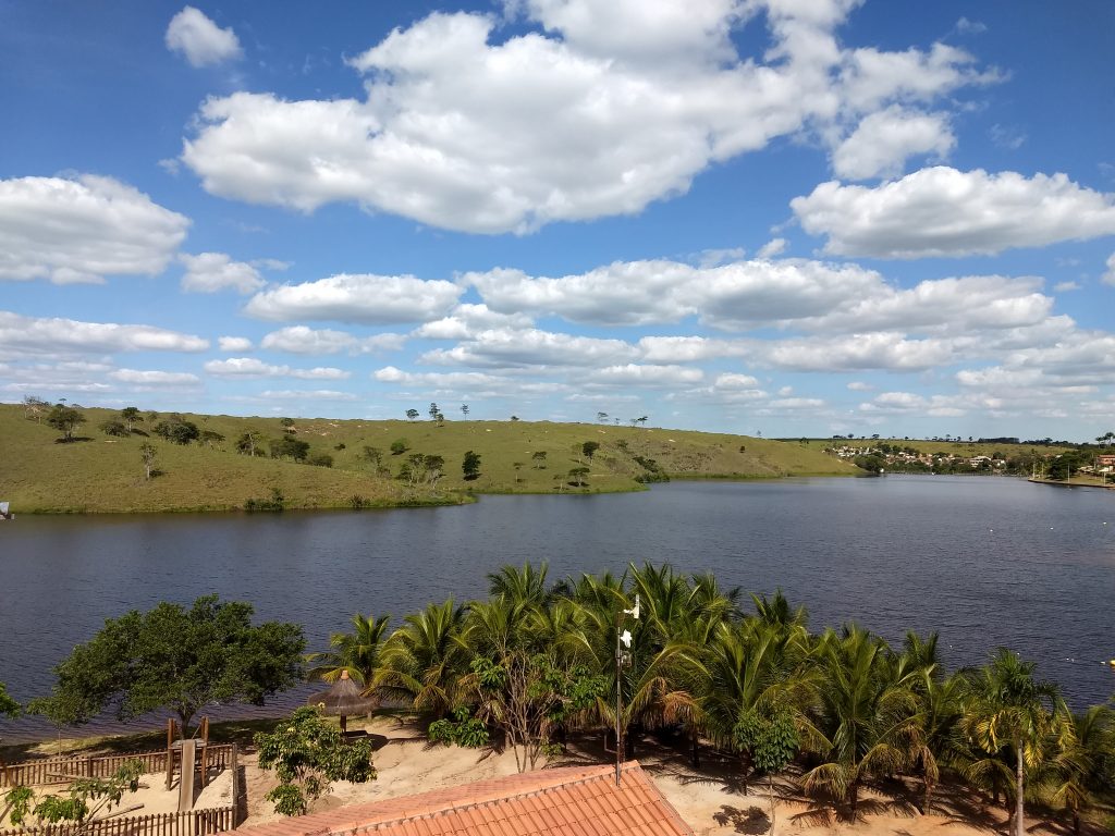 imagem-de-lagoa-com-coqueiros