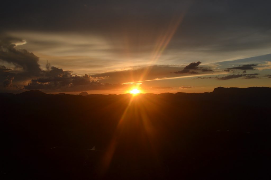 por-do-sol-visto-da-pedra-da-onça-em-itarana-es