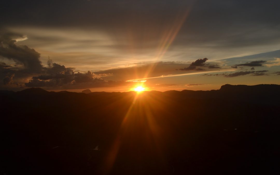 por-do-sol-visto-da-pedra-da-onça-em-itarana-es