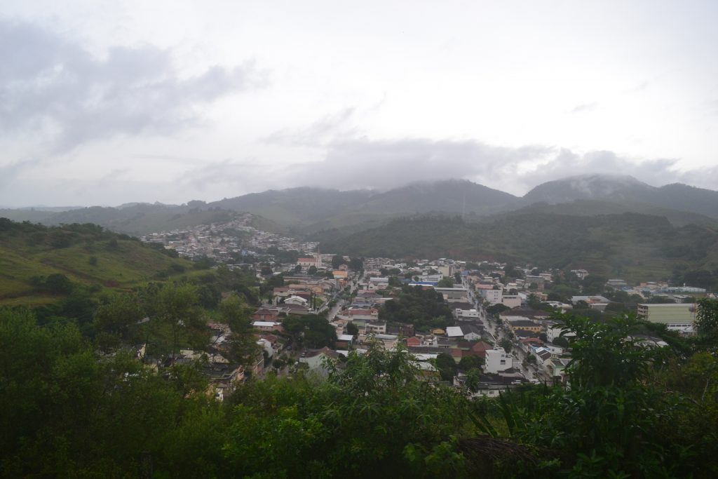 vista-de-cima-do-cristo-redentor-de-guaçuí-em-es