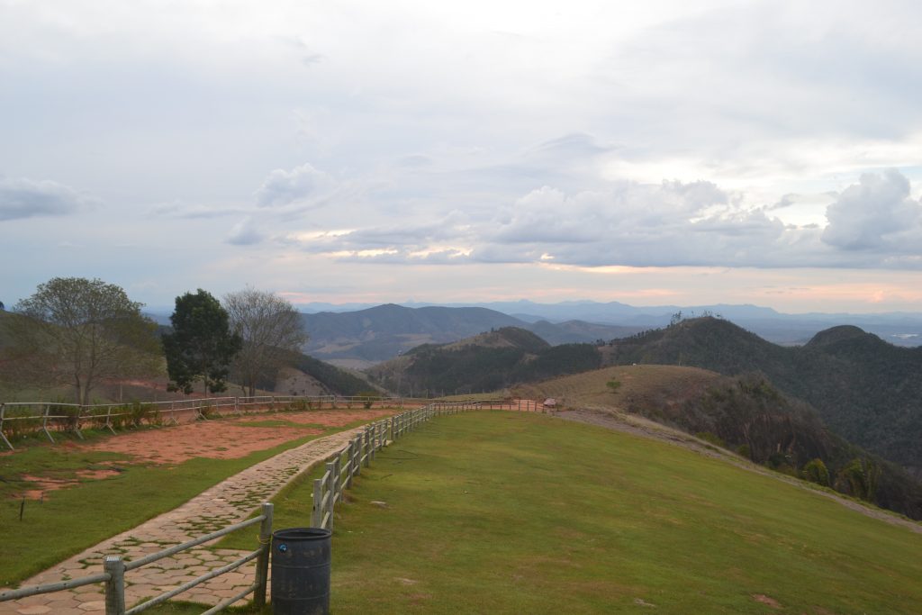 vista-da-rampa-de-voo-livre-do-monjolo-em-baixo-guandu-es