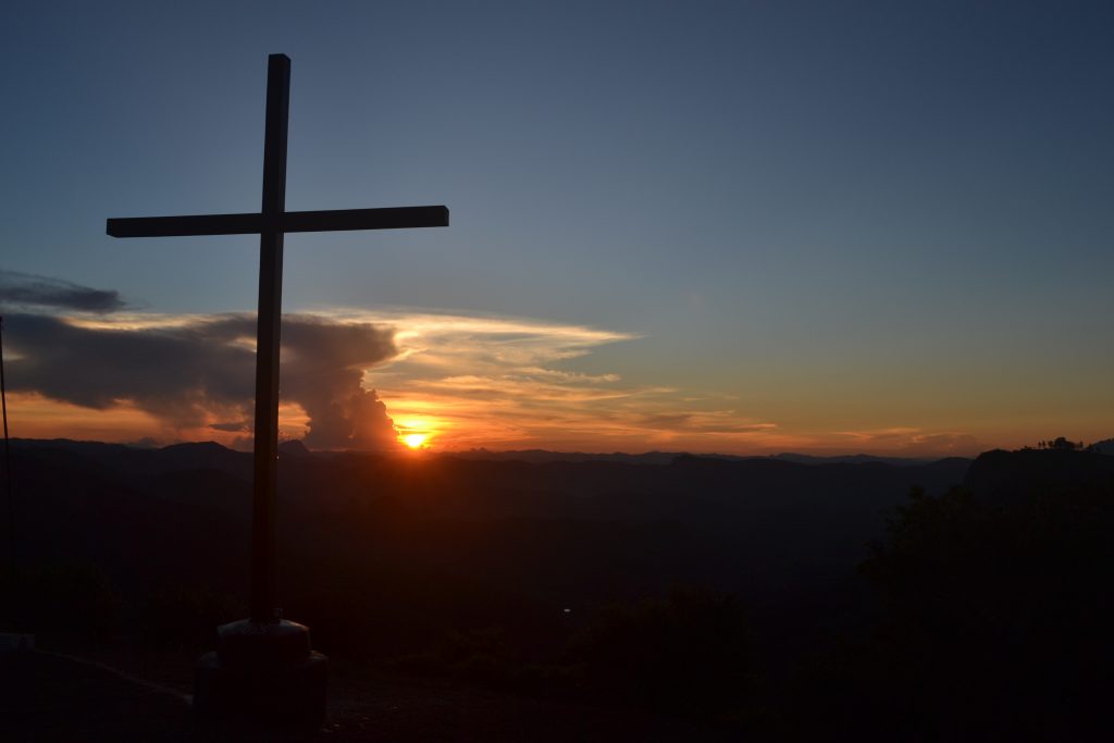 por-do-sol-na-igrejinha-de-santa-luzia-em-itarana-es