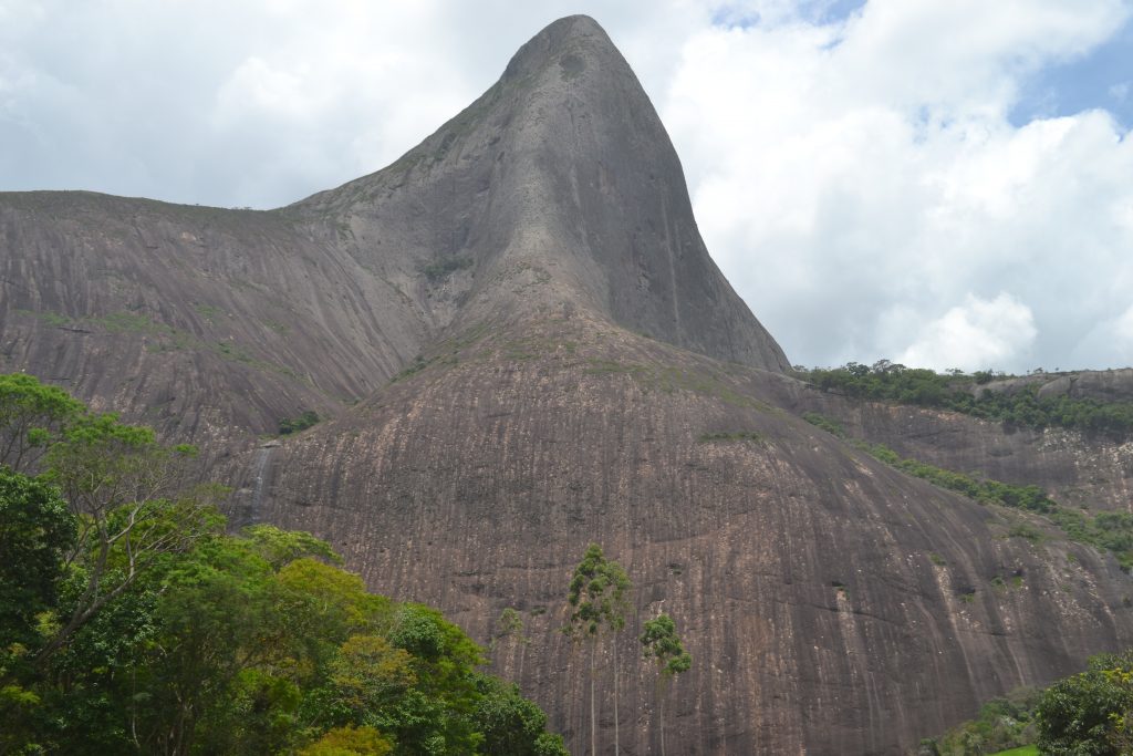 pedra-da-lajinha-no-vale-do-empoçado-município-de-afonso-claudio-es