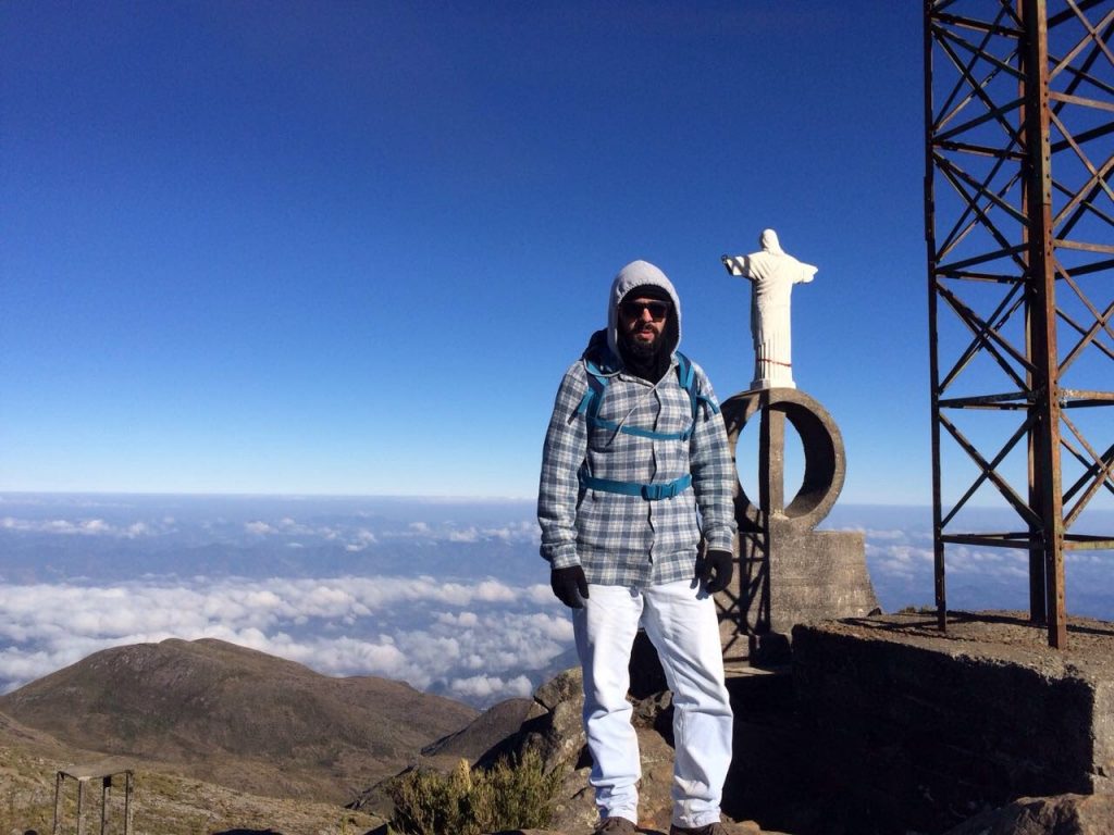 imagem-de-homem-no-pico-da-bandeira