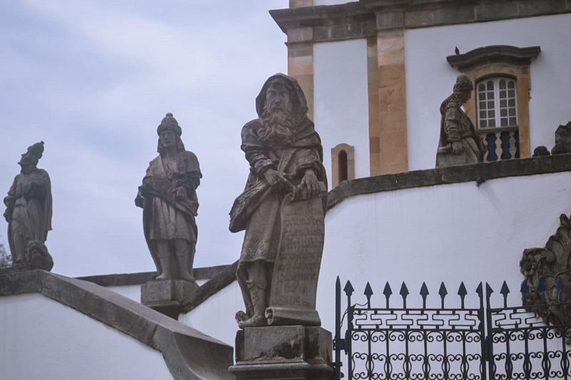 estátuas-dos-profetas-de-aleijadinho-no-santuário-de-bom-jesus-de-matosinhos em-minas-gerais