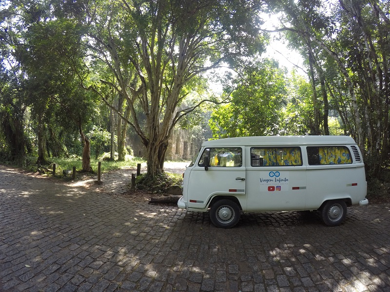 kombi-cidoka-nas-ruinas-da-lagoinha-ubatuba-sp